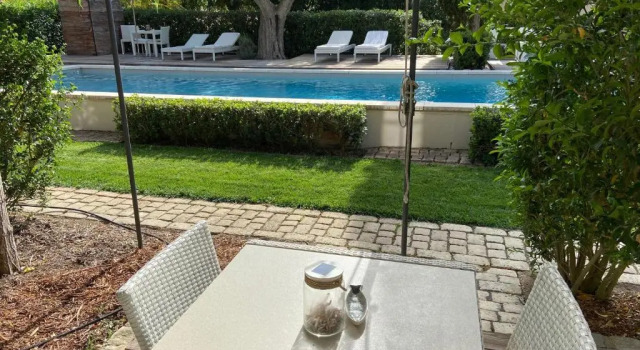 Двухместный номер Standard с балконом и с видом на бассейн Villa La Begude - Boutique B&B