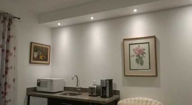 Двухместный люкс Luxury с балконом Ambassadors Inn Next Door