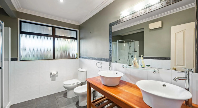 Taupo Escape - Rainbow Point Holiday Home, Rezerwuj Hotel Hotele w Auckland Region z parkingiem, Parking