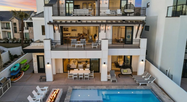 The Beach Front 2.0 7 Bedroom Home, Varaa Lomakoti St. George 