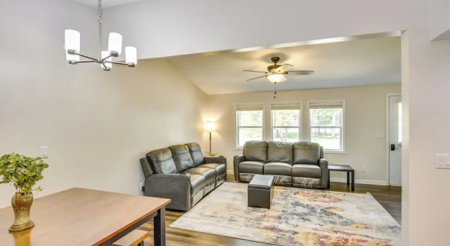 2 Mi to Lake Michigan: Pet-friendly Sawyer Apt, Book Hotel Shorewood-Tower Hills-Harbert USA