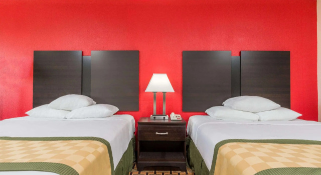 Четырёхместный номер Standard Days Inn by Wyndham Muncie -Ball State University