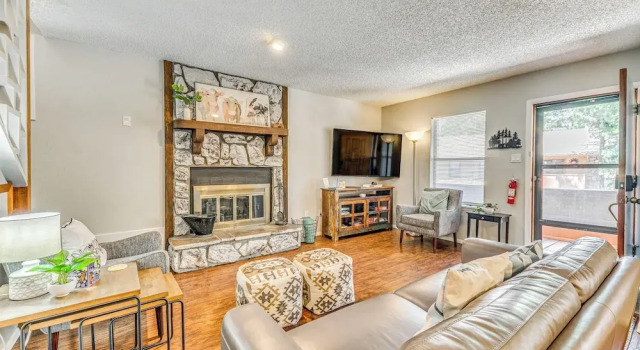 Апартаменты с 2 комнатами с балконом Cozy Ruidoso Condo w/ Deck ~ 2 Mi to Cedar Creek!