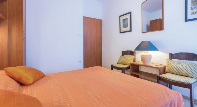 Stunning Home in Pula With Wifi and 2 Bedrooms, Rezervovat Hotel Hotely v Veli Vrh s parkováním, Parkování