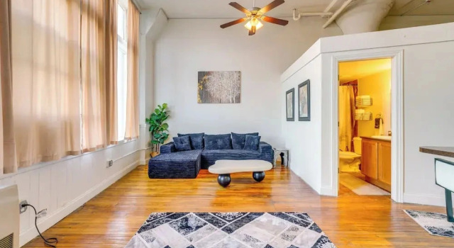 Explore Corktown: Updated Loft Next to Riverwalk, Забронировать Апартаменты/квартира Апартаменты Детройта, рядом с Michigan Central, Апартаменты/квартира