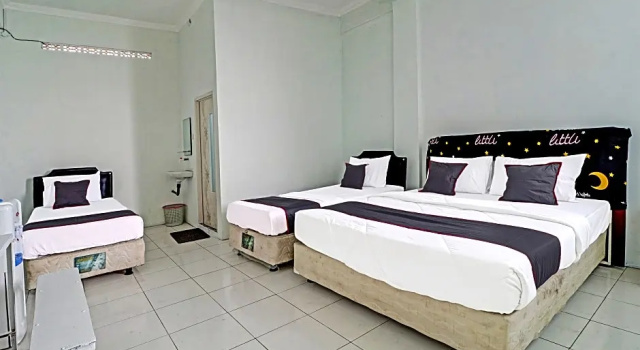 Deluxe Zimmer RedDoorz Syariah at Neu Hostel Cisarua Lembang