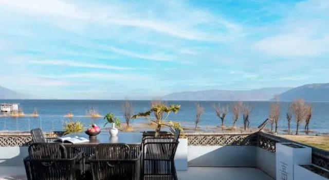 Кровать в общем номере To the Mountains and Seas • LUME Designer Sea View Homestay