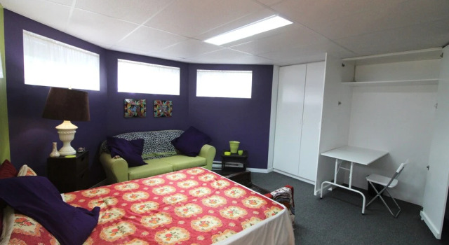 Room in Guest Room - Gandhi Very Large Room Decorated in Indian Style, Office Space and Sofa, Rezervovat Penzión Notre-Dame-des-Monts Quebec