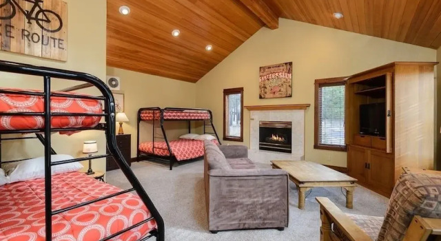 Stunning W/ Hot Tub & Expansive Deck 4 Bedroom Home