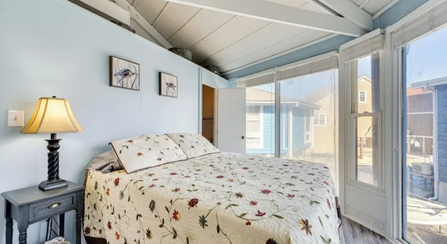 Coastal Oasis w/ Marsh Views in North Myrtle Beach, Забронировать Дом для отпуска Отели Норт-Миртл-Бич с парковкой, рядом с Заповедник Расселл-Берджесс-Костал, Парковка