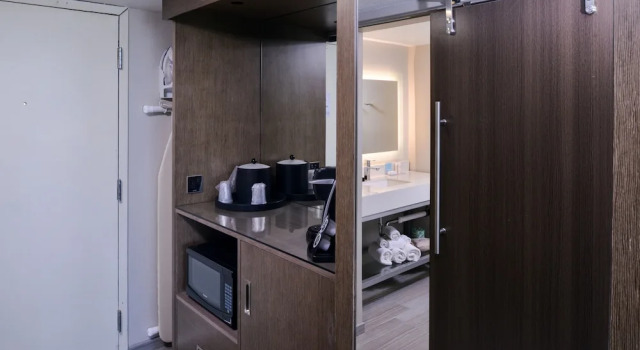 Четырёхместный номер Standard с балконом и с частичным видом на океан Cabana Shores Hotel
