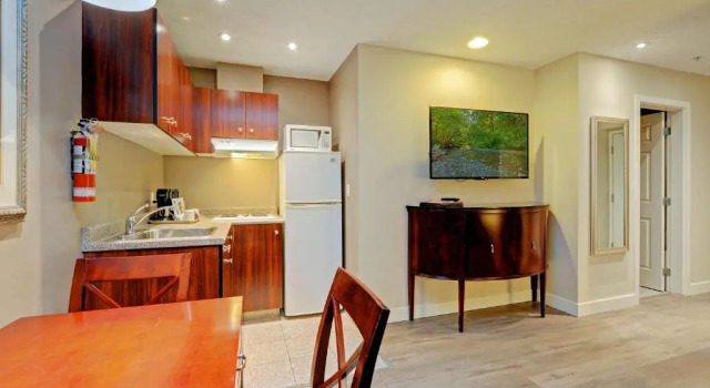 Четырёхместный люкс c 1 комнатой Red Lion Inn and Suites Victoria