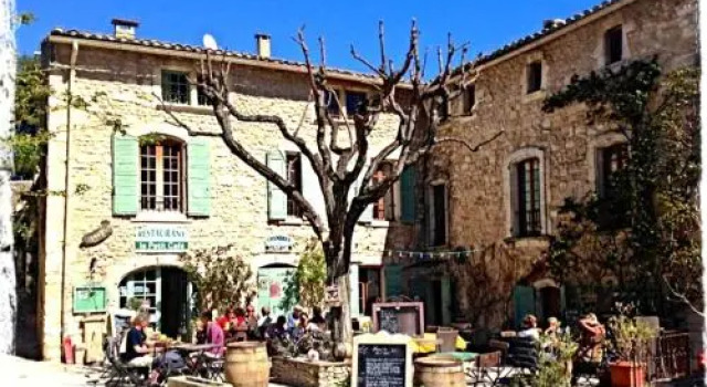 Le Petit Cafe