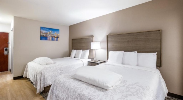 Четырёхместный номер Premium Red Roof Inn PLUS+ & Suites Savannah   I-95