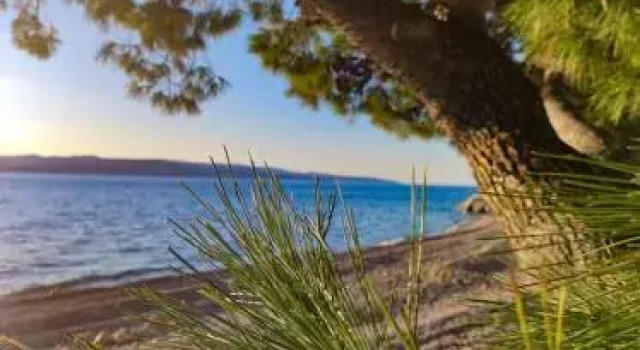 Family friendly apartment, great for children, huge yard and lots of toys, Rezerwuj Apartament Hotele w Split-Dalmatia County z parkingiem, Parking