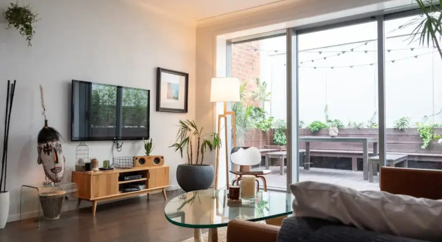 Modern 1 Bedroom Apartment With Spacious Courtyard in CBD