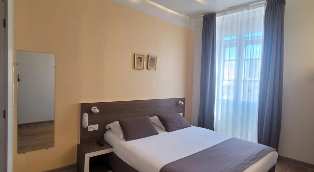Двухместный номер Standard KYRIAD ORANGE Centre Ville - HOTEL RESTAURANT BAR - Galerie dArt des Princes - Provence Alpes CôteAzur - France - AUTOROUTE A7-A9 - exit21- Châteauneuf-du-Pape Avignon Bollene Nimes Valence - Terrasse - Repas - Petit Déjeuner