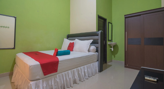 RedDoorz near Living Plaza Balikpapan 2