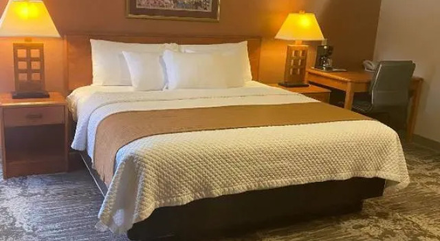 Люкс Deluxe Super 8 by Wyndham Grand Rapids