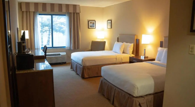 Четырёхместный номер Standard Delta Hotels by Marriott Toledo