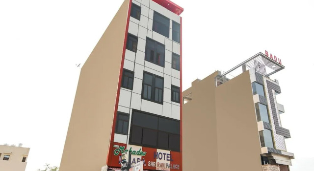 OYO 46533 Ravi Palace