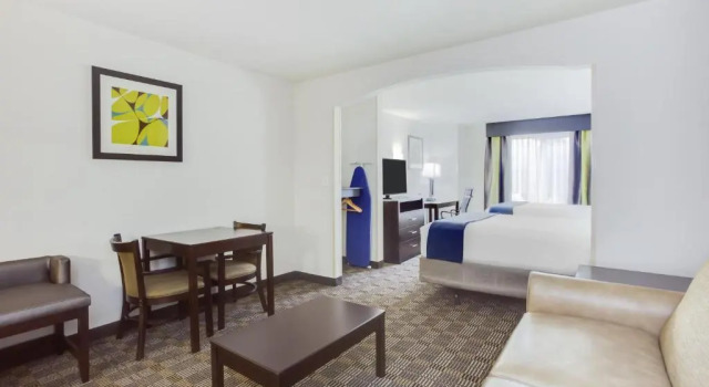 Четырёхместный номер Deluxe Holiday Inn Express Hotel & Suites Mebane by IHG