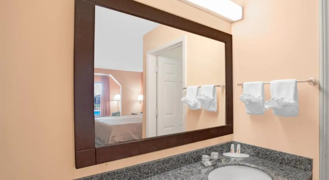 Номер Standard Days Inn by Wyndham Moulton