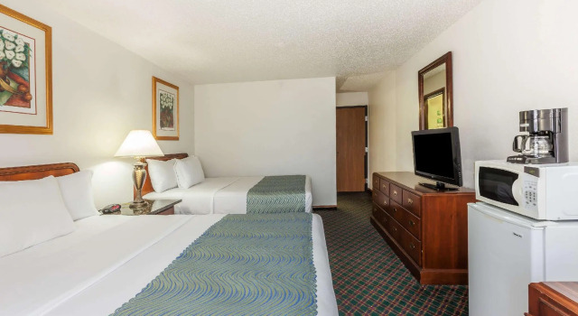 Четырёхместный номер Standard Super 8 by Wyndham Irving DFW Airport/South