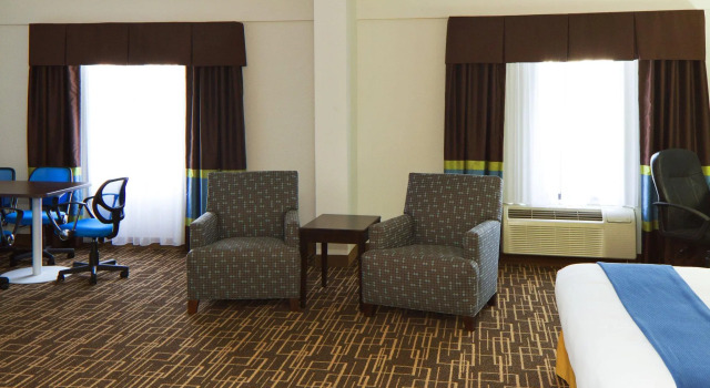 Двухместный люкс Holiday Inn Express & Suites Greenville-Downtown by IHG