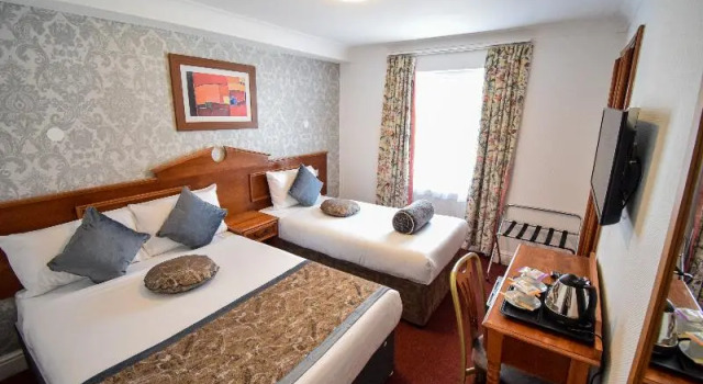 Трёхместный номер Standard с балконом Pembridge Palace Hotel