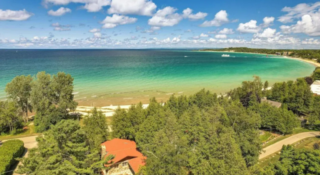 Коттедж 1 Mi to Dtwn! Lakefront Earl Young Charlevoix Home
