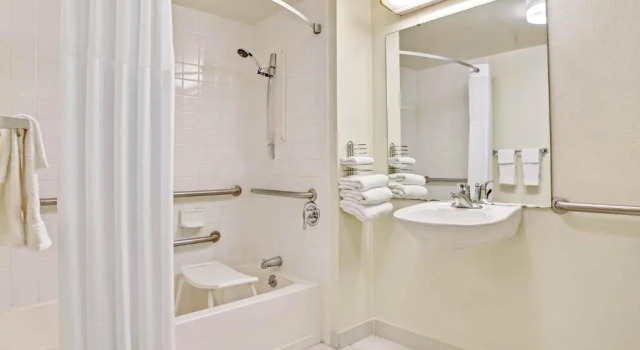 Номер Standard Days Inn by Wyndham Bradenton - Near the Gulf