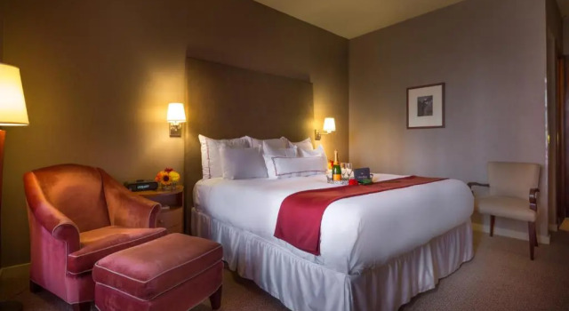 Номер Standard с балконом Hotel Giraffe by Library Hotel Collection