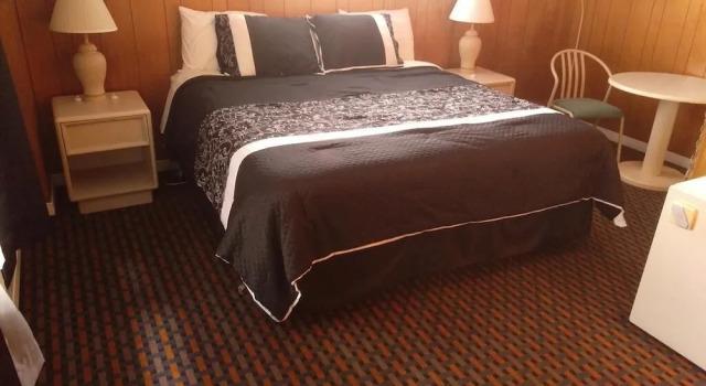 Четырёхместный номер Comfort Bay Lake Inn (Frontiersman Motel)