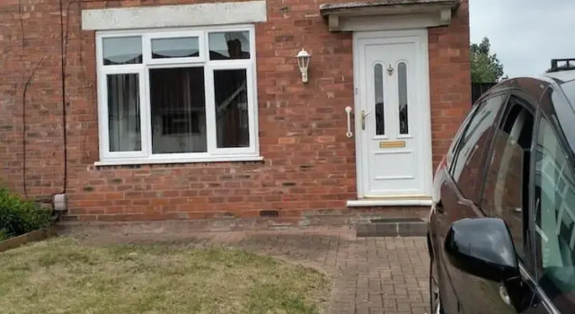 Spacious 3bed House in Walsall With Parking Onsite, Varaa Lomakoti Mökit kohteessa Merseyside, Mökki