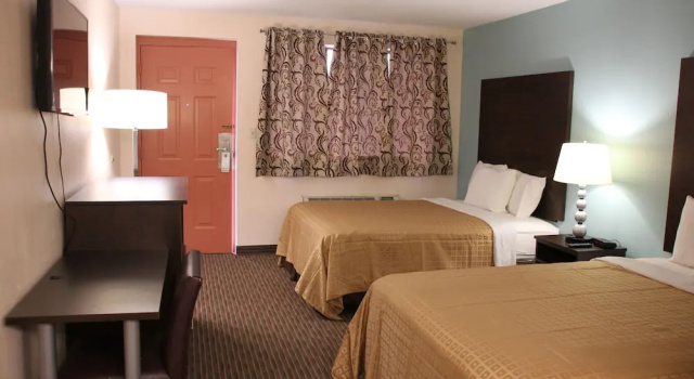 Номер Deluxe Sterling Inn near IAG Airport