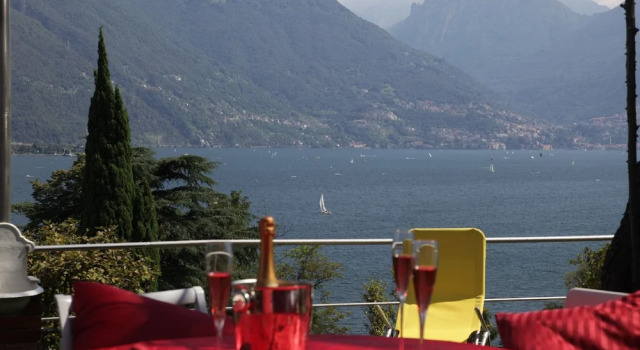 Red House, Prenota Hotel Cremia Como