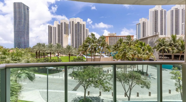 Номер Standard c 1 комнатой с балконом и с видом на сад Ocean Reserve Luxury Condos Across from Sunny Isles Beach