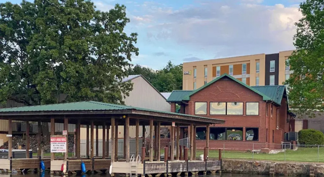 Коттедж с 4 комнатами с балконом Lakefront Gem w/ Docks in Hot Springs!