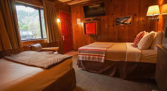Четырёхместный коттедж Foot of the Mountain Motel