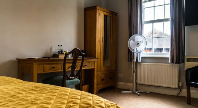 Thyme at the Tavern, Book Hotel Chertsey Surrey, near Thorpe Park