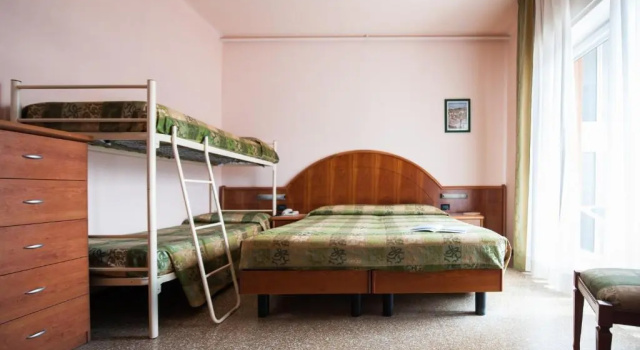 Четырёхместный номер Standard с балконом Hotel Lorenzo