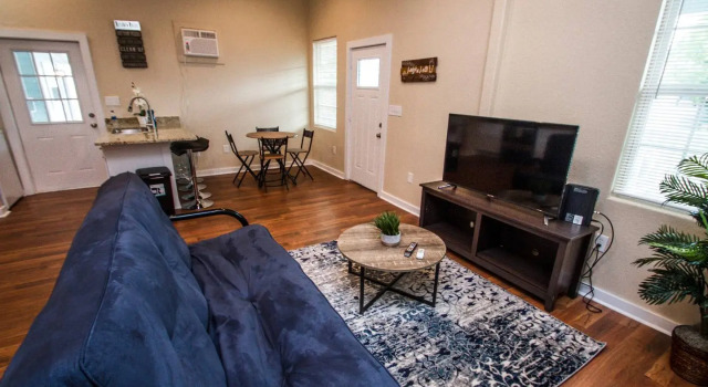 3BR/2BA Remodeled Apartment Near Downtown