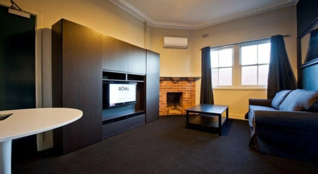 Royal Hotel Queanbeyan, Book Hotel Queanbeyan New South Wales