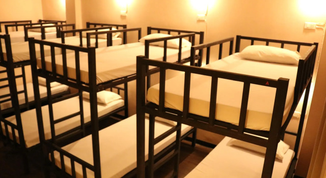 Кровать в общем номере Suksawad Hotel