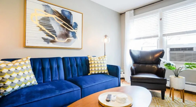 Апартаменты The Modern Couple's Getaway Loft With Private Balcony