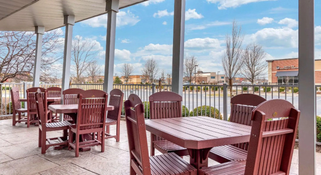 Кровать в общем номере Wyndham Noblesville