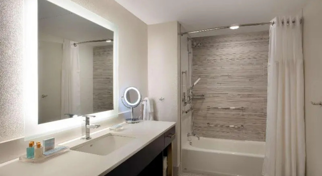 Номер Standard с балконом Fenwick Shores, Tapestry Collection by Hilton