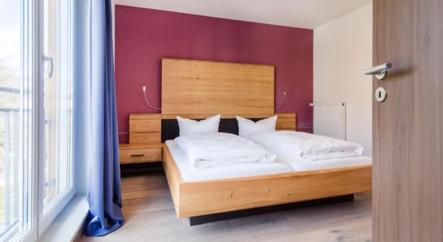 Номер Business Hotel Vier Jahreszeiten an der Therme & Kliniken Bad Krozingen Nähe Freiburg & Schwarzwald Ideal für Wellness Kur & Business Ausflüge 24h Check In- WLAN & Parken gratis
