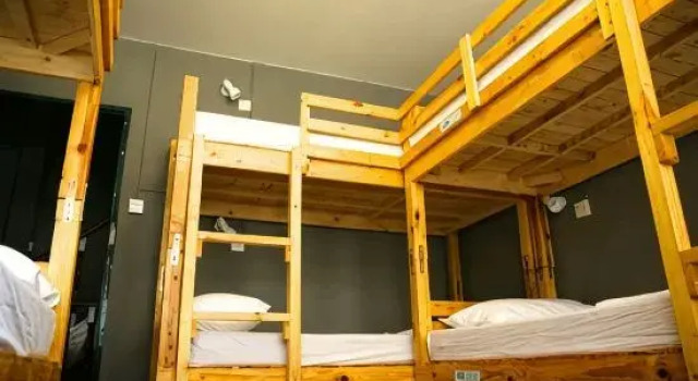 Кровать в общем номере (мужской номер) Deng Ba Hostel
